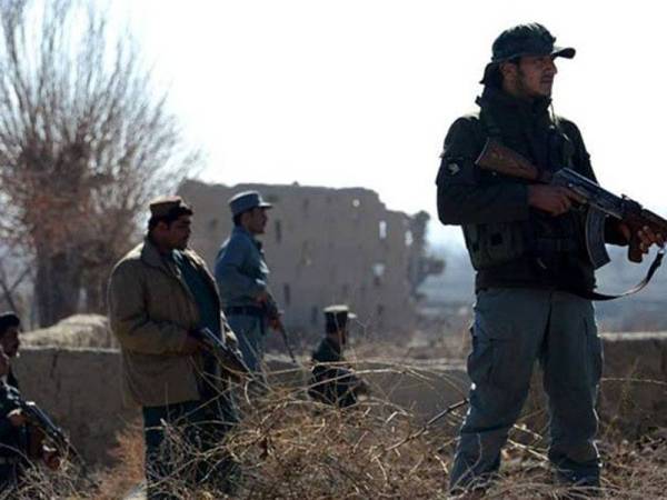 Polis Afghanistan mengawal beberapa lokasi di Ghazni selepas serangan hendap awal pagi semalam. 