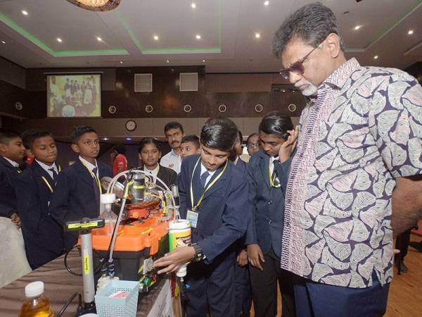 Menteri Air, Tanah dan Sumber Asli Dr Xavier Jayakumar (kanan) mendengar penerangan daripada pelajar Sekolah Jenis Kebangsaan Tamil Ladang Wellesley, Dhaneshvarmman, 12, (tiga, kanan) mengenai alat 'Homemade Biodiesel Processor' ketika membuat lawatan ke ruang pameran Pertandingan 'Science Fair For Young Children Champions League' di Pusat Konvensyen Midlands Seksyen 7 hari ini. - Foto Bernama