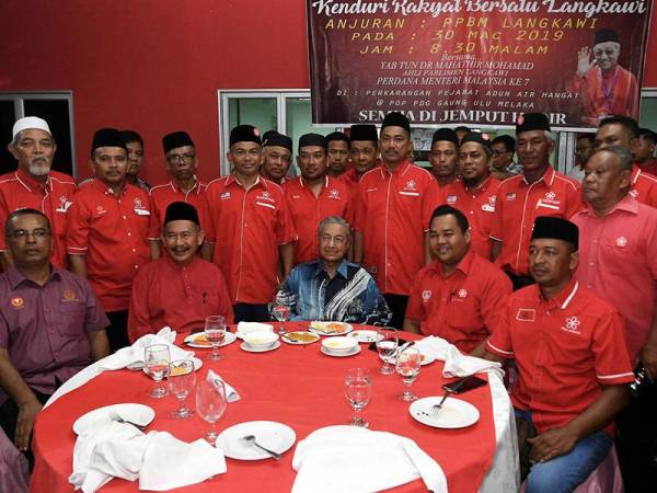 Perdana Menteri Tun Dr Mahathir Mohamad yang juga Anggota Parlimen Langkawi bergambar bersama anggota Parti Pribumi Bersatu pada Majlis Kenduri Rakyat Bersatu Langkawi di Perkarangan Pejabat ADUN Ayer Hangat malam ini. - Foto Bernama