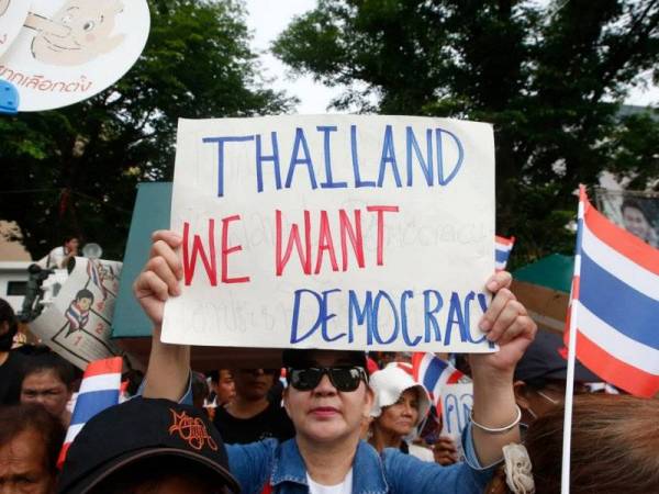 Orang ramai melihat proses kiraan undi di Bangkok pada Ahad lalu.