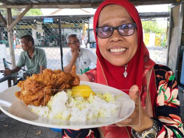 Kak Rubi menunjukkan nasi bajet dijual di gerainya.