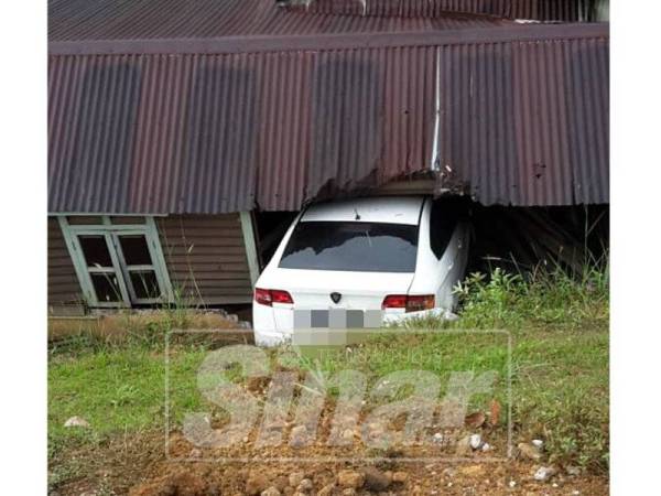 Keadaan kenderaan mangsa terhumban sebuah rumah tiada penghuni.