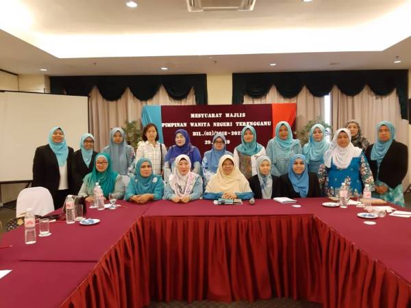 Sharifah Norhayati (duduk, dua dari kanan) dan Haniza (duduk, tiga dari kanan) bergambar bersama kepimpinan Wanita PKR selepas selesai mesyuarat.