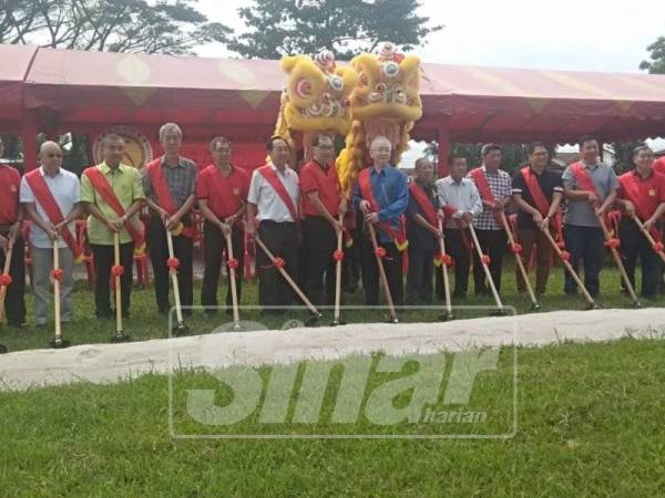 Ka Siong (tengah) menyempurnakan gimik pecah tanah pembinaan pusat wushu tersebut.