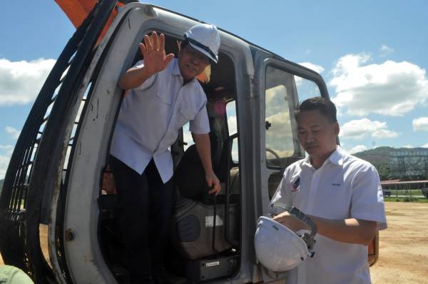 Ketua Menteri Sabah Datuk Seri Mohd Shafie Apdal (kiri) selepas menyempurnakan majlis pecah tanah Pekan Baru Melalap hari ini. -Foto Bernama