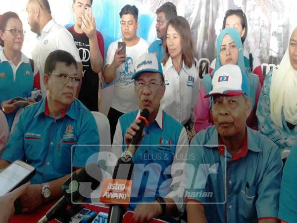 Anwar (tengah, duduk) pada sidang media.