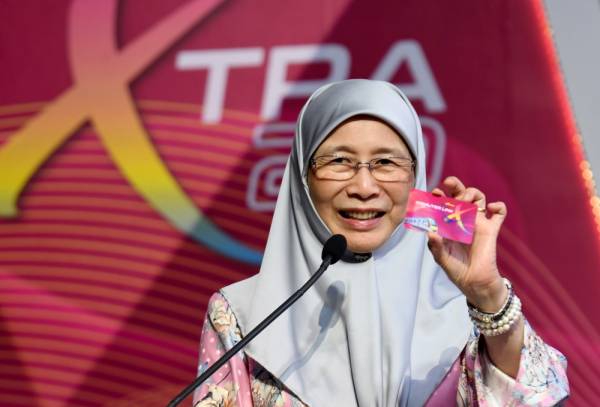 Dr Wan Azizah menyampaikan ucapan sambil menunjukkan kad diskaun pada Majlis Pelancaran Kad Diskaun Xtra20 KTM Komuter di KL Sentral hari ini. -Foto Bernama