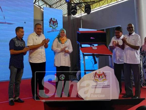 Rina merasmikan KUD Zon Utara 1 di Tasek Gelugor tadi.