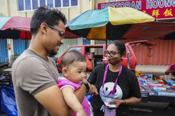 Calon bebas PRK DUN Rantau, Malar Rajaram beramah mesra bersama penduduk Pekan Rantau di Pasar Malam Rantau hari ini. -Foto Adam Amir Hamzah