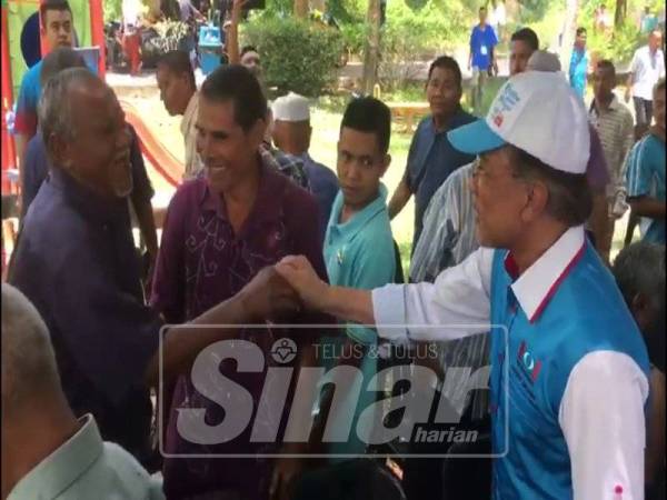 Anwar sempat beramah mesra dengan penduduk yang hadir pada Majlis dialog bersama penoreh getah seluruh Padang Terap di Pengkalan Tok Mas, Mukim Pedu, dekat sini.