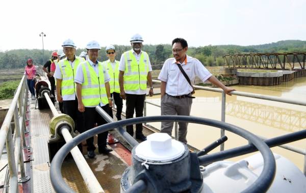 Dr Xavier (dua, kanan) melawat Projek Pembangunan Lembangan Sungai Bersepadu Sunggai Linggi Fasa 4 hari ini. Turut hadir Pengarah Jabatan Pengairan dan Saliran (JPS) Negeri Ir Rozman Mohamad (dua kiri) -Foto Bernama