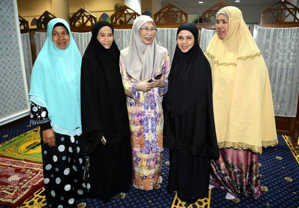 Dr Wan Azizah (tengah) beramah mesra dengan jemaah wanita selepas menunaikan Solat Maghrib di Masjid Imam Haji Kahar Bandar Ekar malam ini. -Foto Bernama