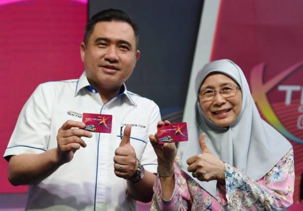 Timbalan Perdana Menteri Datuk Seri Dr Wan Azizah Wan Ismail (kanan) bersama Menteri Pengangkutan Anthony Loke Siew Fook menunjukkan kad diskaun semasa Majlis Pelancaran Kad Diskaun Xtra20 KTM Komuter di KL Sentral hari ini. -Foto Bernama