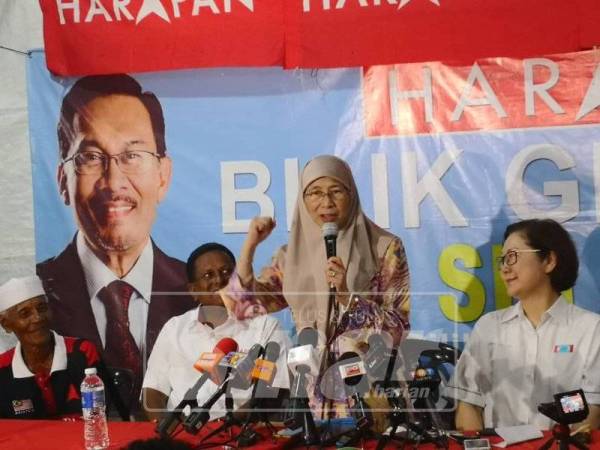 Wan Azizah ketika menyampaikan ceramah di Sri Lalang.