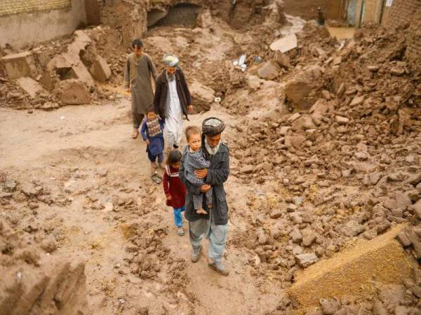 Penduduk di wilayah Herat antara yang terjejas teruk akibat banjir kilat terburuk yang melanda Afghanistan.- Foto AFP