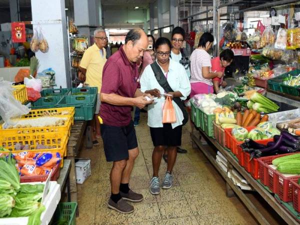 Calon Bebas Malarvizhi Rajaram (kanan) beramah mesra dengan peniaga Pasar Pekan Rantau ketika berkempen bagi Pilihan Raya Kecil (PRK) Dewan Undangan Negeri (DUN) Rantau, hari ini. - Foto Bernama