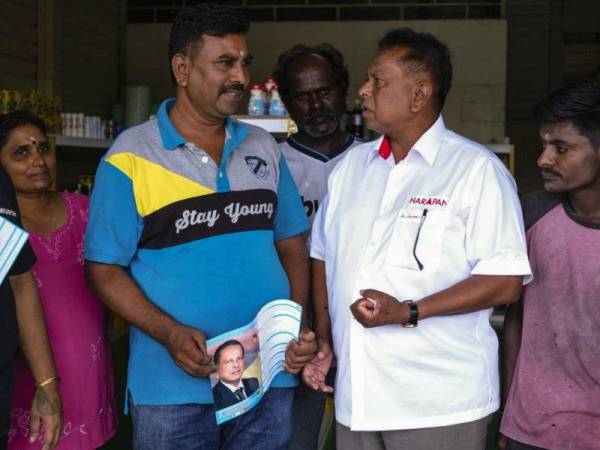 Calon Pakatan Harapan (PH) Dr S Streram (dua, kanan) ketika berkempen bagi Pilihan Raya Kecil (PRK) Dewan Undangan Negeri (DUN) Rantau di Pekan Kuala Sawah hari ini. Foto: Bernama