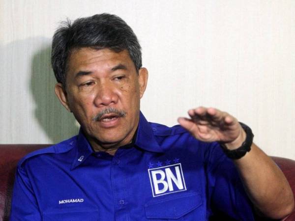 Calon Barisan Nasional (BN), Datuk Seri Mohamad Hasan ketika menjawab pertanyaan wartawan pada sidang media di Bilik Gerakan BN, hari ini. Foto: Bernama