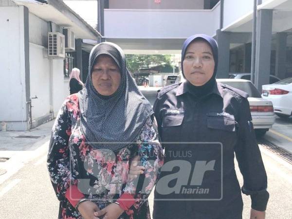 Tertuduh (kiri) dikawal polis keluar dari mahkamah selepas dijatuhi hukuman penjara 9 tahun oleh Mahkamah Sesyen Kota Bharu.