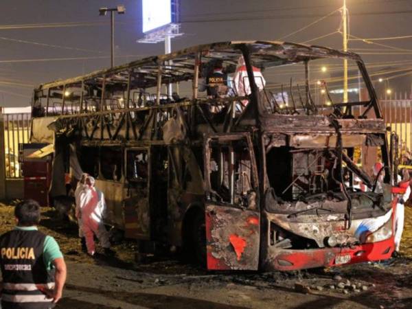 Pegawai polis berada di lokasi kejadian sebuah bas dua tingkat yang terbakar dan meragut 20 nyawa dan mencederakan berpuluh yang lain. - Foto AFP