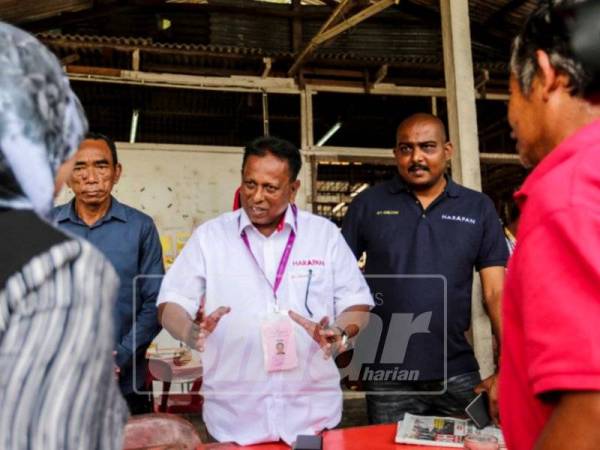 Calon PH PRK DUN Rantau,Dr S. Streram meninjau kawasan dan sembang santai bersama penduduk kawasan di gerai makan Simpang Linsum Rantau. -Foto Adam Amir Hamzah