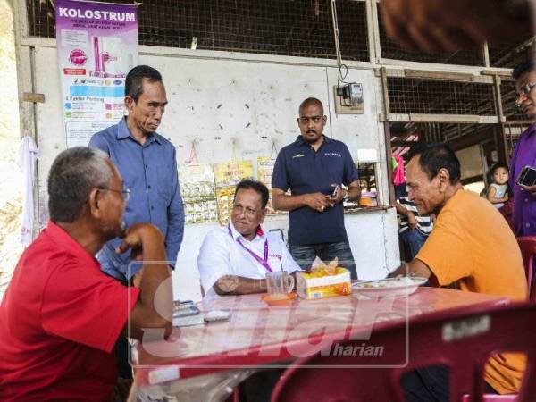 Streram beramah mesra dengan pengundi di sekitar pekan Rantau, hari ini. Foto Sinar Harian: ADAM AMIR HAMZAH
