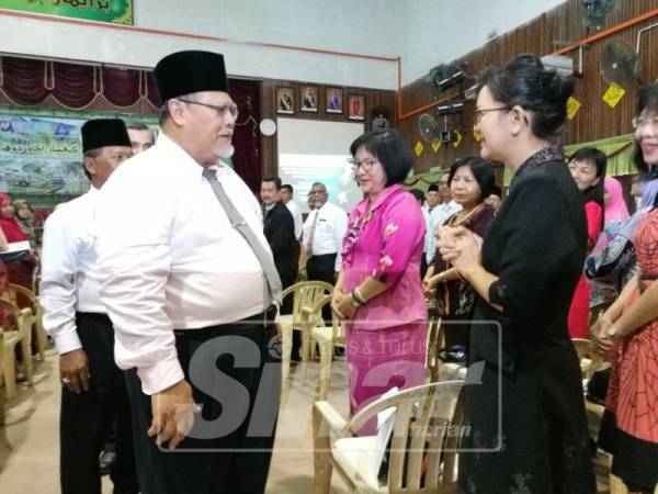 Aminolhuda sempat beramah mesra dengan tetamu yang hadir ke program taklimat itu, hari ini.