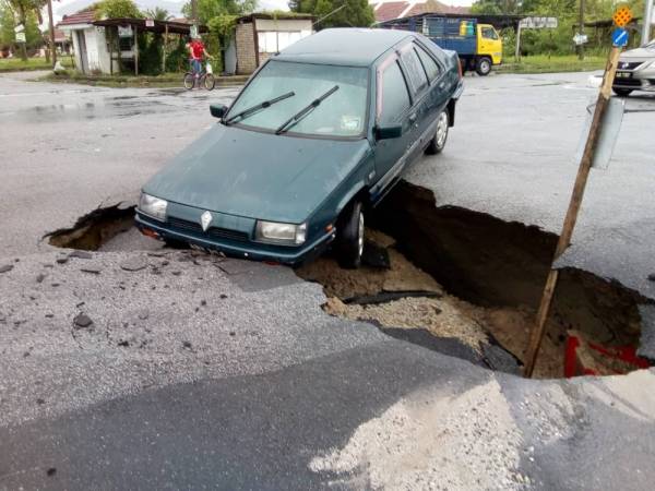 Sebuah kereta turut kelihatan tersangkut di kawasan mendapan tersebut.