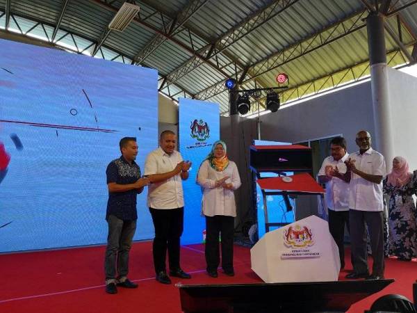 Rina diiringi Afif (dua dari kiri) merasmikan KUD 2019 di Tasek Gelugor, Pulau Pinang, kelmarin