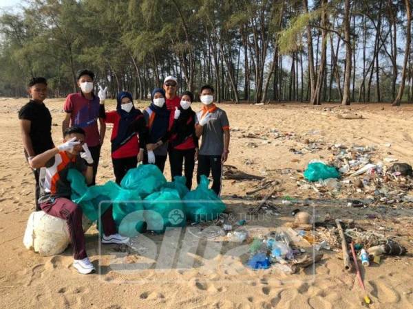 Sebahagian penuntut yang meluangkan masa memunggut sampah di kawasan terbabit.