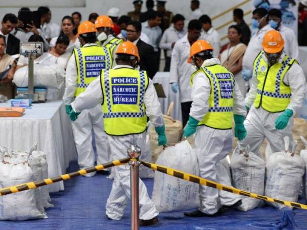 Polis Sri Lanka bersedia untuk memusnahkan hampir 800 kilogram kokain yang dirampas sepanjang tempoh Jun 2016 hingga Jun 2018. - Foto AFP