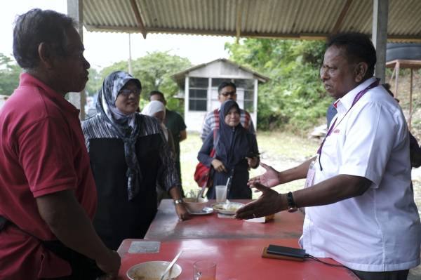 Dr S Streram mendengar aduan dari sebahagian penduduk ketika turun berkempen di sekitar Kampung Limsum hari ini. -Foto Bernama