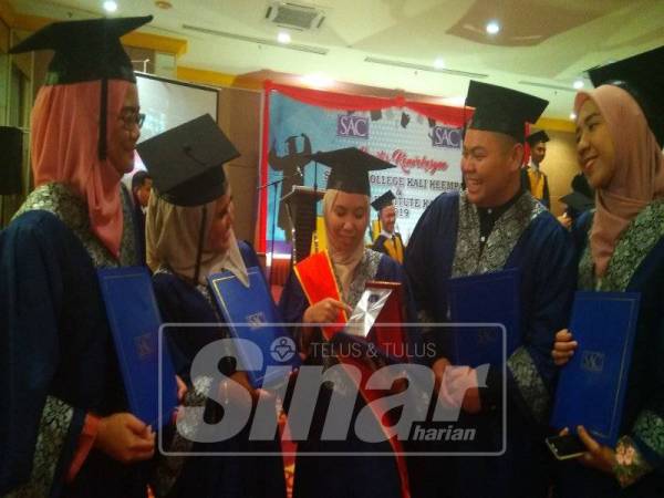 Iffah Syazwani (tengah) menerima ucapan tahniah rakan-rakannya selepas menerima anugerah perdana pada majlis konvoksyen itu 