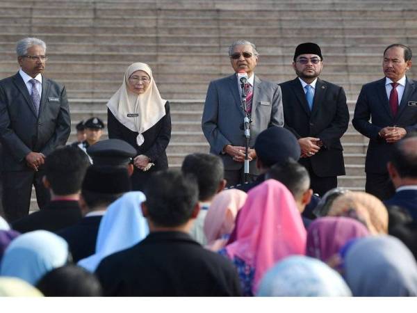 Perdana Menteri Tun Dr Mahathir Mohamad menyampaikan amanat pada perjumpaan bulanan bersama warga Jabatan Perdana Menteri di Dataran Putra, Bangunan Perdana Putra hari ini. Turut hadir Timbalan Perdana Menteri Datuk Seri Dr Wan Azizah Wan Ismail, Menteri di Jabatan Perdana Menteri Datuk Seri Dr Mujahid Yusof Rawa (dua, kanan) dan Ketua Setiausaha Negara Datuk Seri Dr Ismail Bakar (kanan). - Bernama 