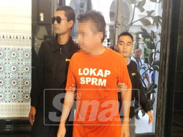 Lelaki berkenaan tiba di mahkamah jam 9.15 pagi memakai baju lokap SPRM berwarna jingga dan bergari.