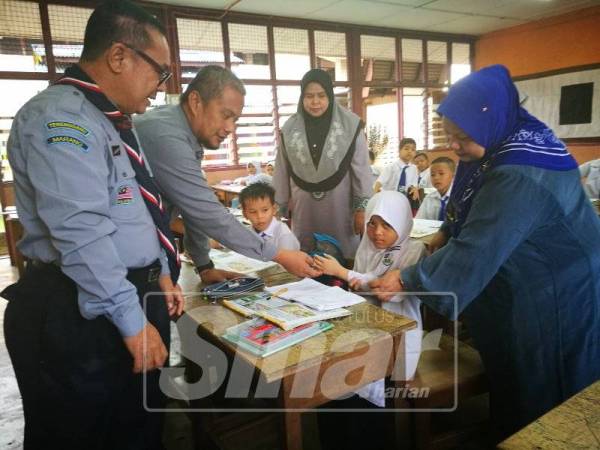 Mohd Adnan menemui Nur Zulaikha yang teruja memakai 'tangan baharu' buat kali pertama