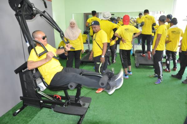 
Che Ibrahim (duduk) mencuba peralatan senaman selepas merasmikan em Fitness di ibu pejabat E-Mutiara di Kota Bharu, baru-baru ini.