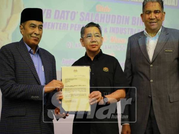 Husam (kiri) menerima surat pelantikan daripada Salahuddin di sini. 