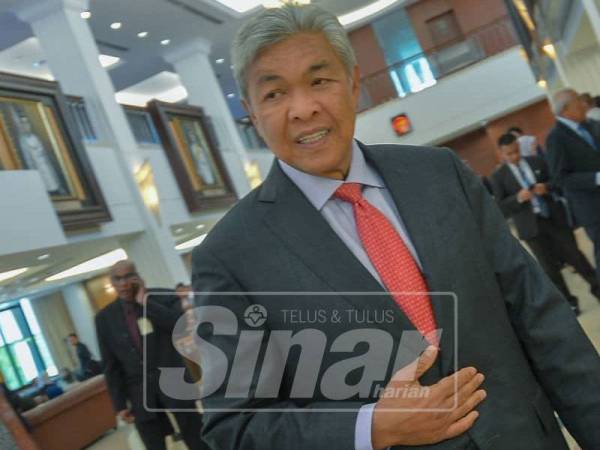 Ahmad Zahid ketika ditemui di lobi Parlimen hari ini. - Foto Sinar Harian/SHARIFUDIN ABDUL RAHIM