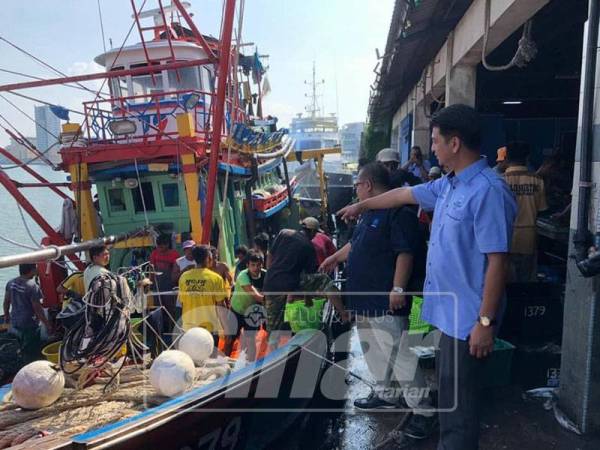 Muhammad Faiz melihat pendaratan ikan di komplek perikanan di Chedering dan Besut.