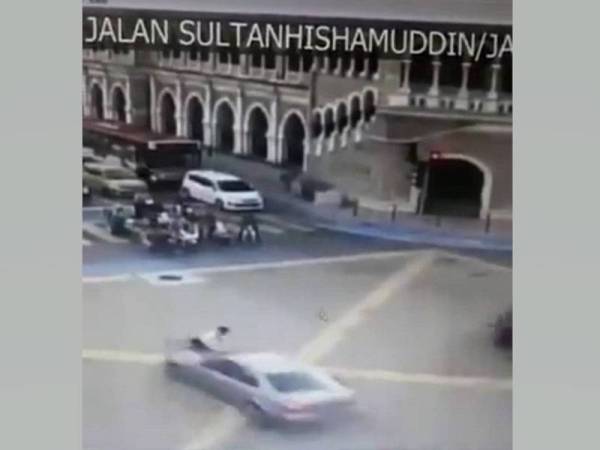 Gambar dari CCTV, keadaan ketika Aniq dilanggar 