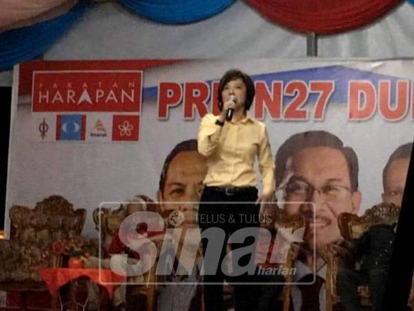 Nicole Tan Lee Koon ketika memberi ceramah di perkarangan Bilik Gerakan Utama di Bandar Ekar di sini, malam tadi.