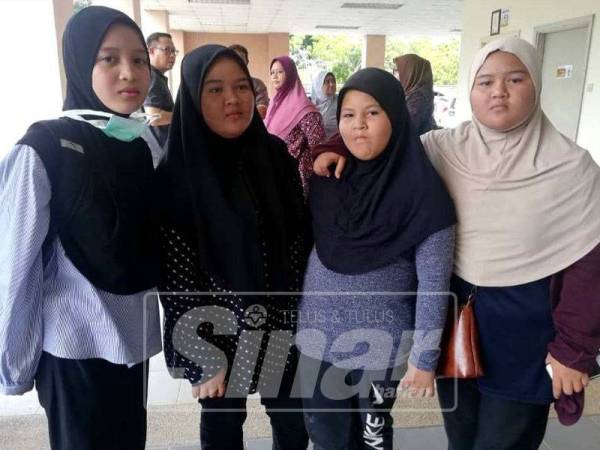 Nursyafanis (kiri) bersama tiga adiknya ketika melakukan pengecaman jenazah di Jabatan Forensik HSB.