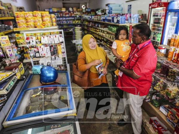 Calon PH PRK DUN Rantau, Dr. S. Streram beramah mesra bersama penduduk tempatan ketika sesi walkbout di Taman Sendayan, hari ini. - Foto Sinar Harian/ADAM AMIR HAMZAH
