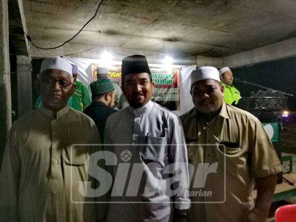 Asyraf (tengah) bergambar bersama pimpinan PAS Baling