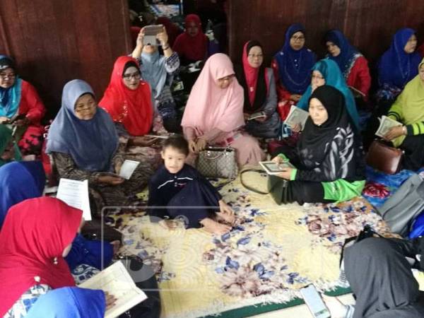 Wanita UMNO dan Muslimat Pas sertai bacaan Yasin.