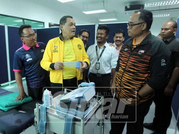 Hamidin (dua,kiri) melihat kelangkapan fasiliti sukan di Akademi Mokhtar Dahari hari ini.