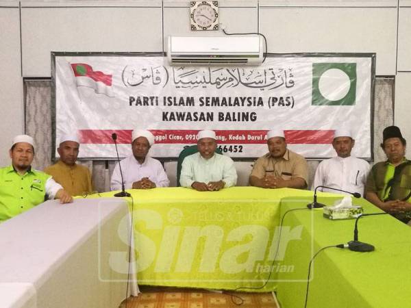 Idris (tengah) bersama pimpinan dan AJK Pas Baling dalam sidang media di Pejabat Pas Baling