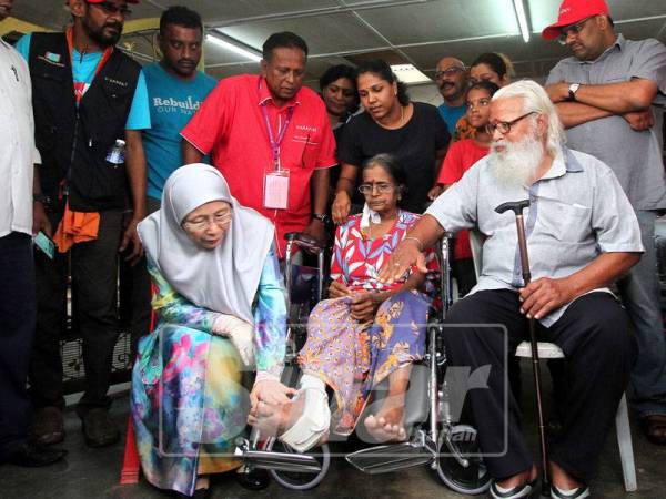 Timbalan Perdana Menteri Datuk Seri Dr Wan Azizah Wan Ismail (duduk, kiri) menziarahi pesakit buah pinggang dan masalah kaki, M. Mariayee, 69, (duduk, tengah) di rumahnya di Kampung Kuala Sawah ketika berkempen sempena Pilihan Raya Kecil (PRK) Dewan Undangan Negeri (DUN) N27 Rantau hari ini. - Foto Bernama