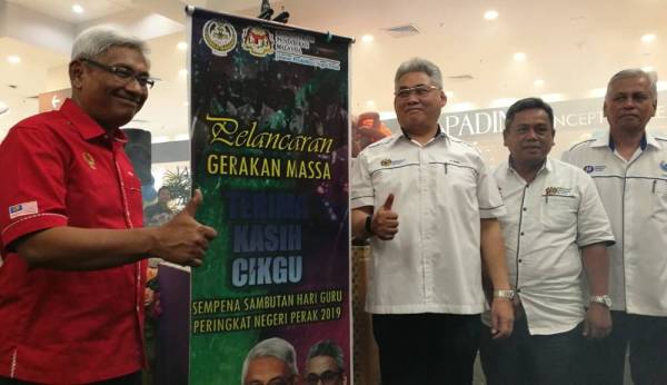 Abdul Aziz menyempurnakan perasmian Sambutan Hari Guru Peringkat Negeri Perak 2019 di AEON Station 18, petang tadi.